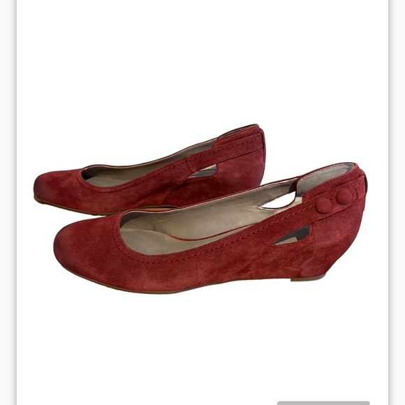 Franco Sarto Chianti Red Suede Low Wedge Button Cut Out Detail Shoes Size 10 Med - Picture 2 of 16